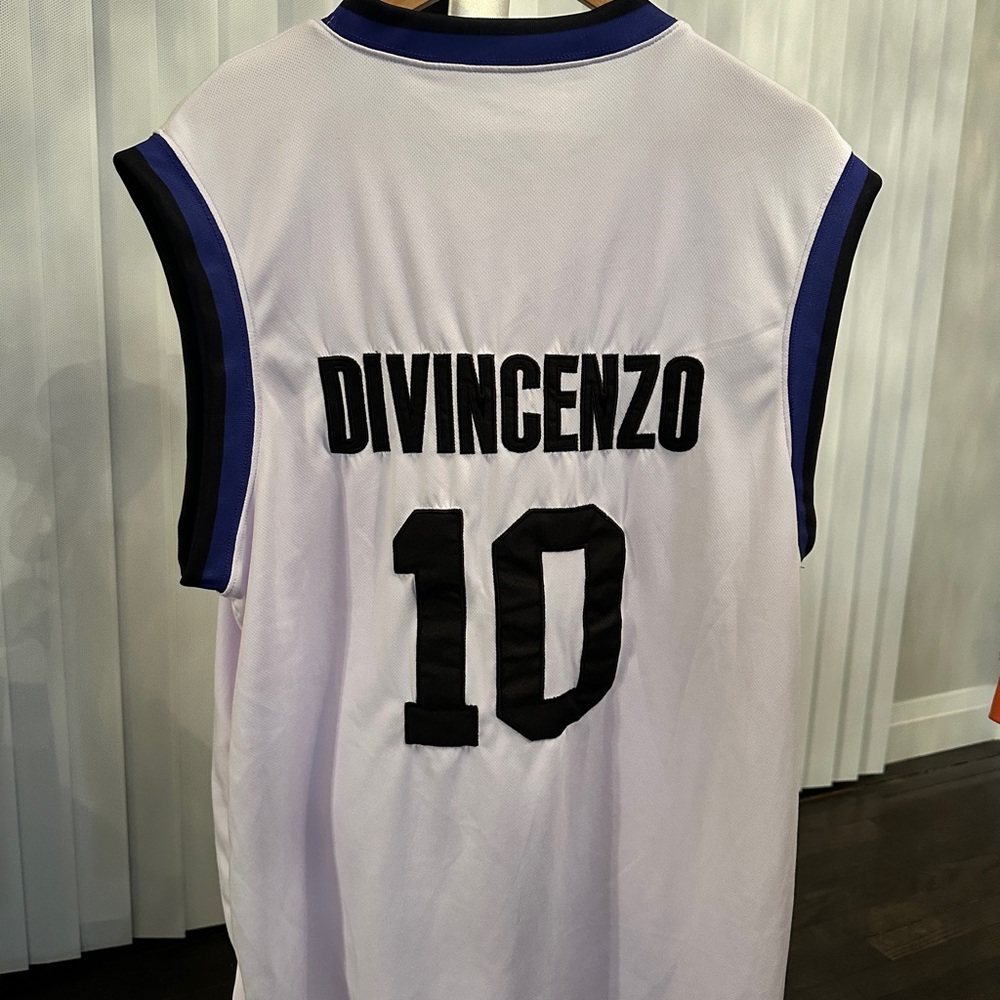 Villanova jersey. 10 Divincenzo